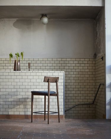 MUUBS Tetra barstool side view showing reclined backrest