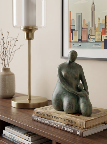 Side profile of the seated mother and child figurine