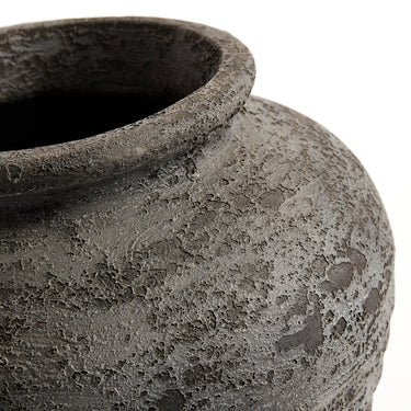 Rustic textured surface of the MUUBS Melancholia 30 pot