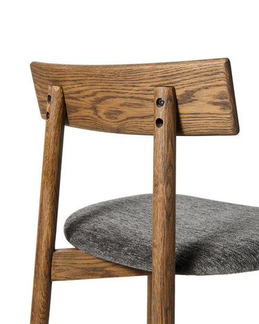 MUUBS Tetra barstools at a kitchen island